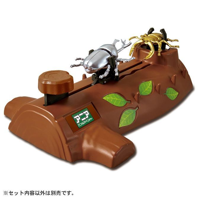  Toy beetle battle arena with silver and gold beetles on a brown tree trunk base with green leaf accents.
