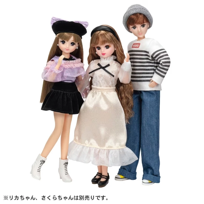  Three Licca-chan dolls: a girl in a beret, a girl in a dress, and a boy in a striped shirt and beanie.