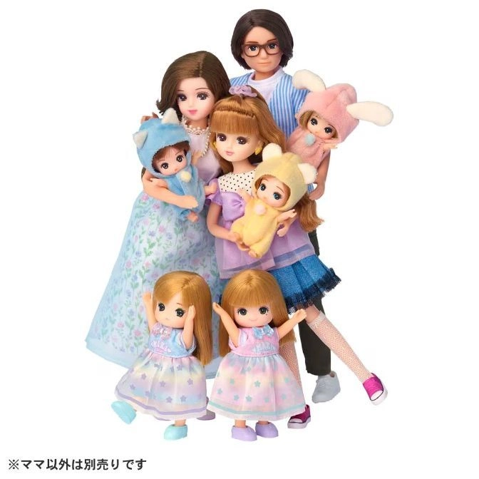  Doll family set: parents, two older daughters holding baby dolls, and two toddler dolls in star dresses.